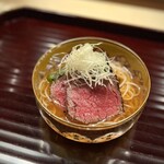 多仁本 - 柔らかくデリケートな繊維の宮崎牛のヒレに、炭火の香ばしさをまとわせたお蕎麦。
      反則でしょ(^^)