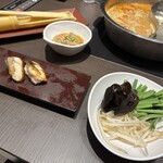 寿司しゃぶしゃぶ ゆず庵 - 炙り鰻握り、担々野菜盛り（ニラもやし・きくらげ）