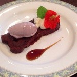 イタリア料理 ピアット ノノ  - ピオーネのチョコレートケーキとアイスクリーム（勝央町スィーツまつり）
