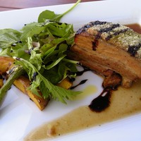 piccole lampare & rooftop Sky Bar - ランチ肉料理：ハーブポークの香草パン粉焼き、サラダ、フォカッチャ付き1,600円
