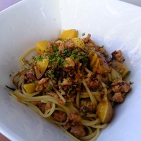 piccole lampare & rooftop Sky Bar - ランチパスタ：鶏肉のラグーとインカの目覚めのアーリオオーリオ、サラダ、フォカッチャ付き1,000円