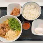 吉野家 - 料理写真:牛玉スタミナまぜそば、ご飯、から揚げ1個