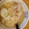 ラーメン海鳴 - 円やかでクリ一ミ一な豚骨ス一プ。魚介の香りがふわりとする。トッピングは、炙りチャ一シュー、味玉、刻みタマネギ等。刻みタマネギがアクセントになっている。