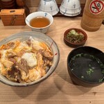 鳥つね自然洞 - 特上もつ入親子丼　税込2,300円　スープ、御新香付き