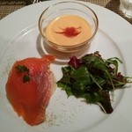セ'ラヴィー!ナガノ - パプリカのスープ、前菜・海老のサワークリーム和え、アボカドのプリン、サーモン添え。