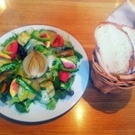 パッパライライ - ベジタブルサラダとパン