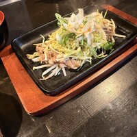 魚菜 由良 2号店 - 牛肉のジュージュー焼き