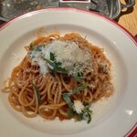 TRATTORIA AL POMPIERE - チーズがかかったポモドーロスパゲッティ