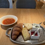 TRATTORIA AL POMPIERE - ミネストローネスープと、クロワッサン、ホカッチャ、白パン食べ放題です。