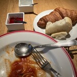 TRATTORIA AL POMPIERE - クロワッサンと白パンお代わりしました。