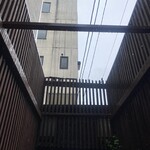 ラーメン・豚足 太吉 - 開店までの間、雨足が強かった…