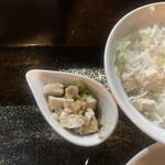ラーメン・豚足 太吉 - 別皿の醤油に鶏･ネギ･しらすを漬け込む！