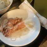 ラーメン・豚足 太吉 - 殼むき用の皿･おしぼりを提供❗️                                            剥き身の写真…撮り忘れ(>_<)