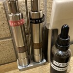 もちだや - 卓上の調味料。山椒・ホワイトペッパー・つけたれ。