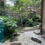 季節料理　あら珠 - お庭をながめながら