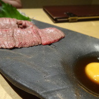 吟味屋 新大阪店 - モモ肉レアステーキ細切れ