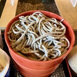 中国山地蕎麦工房 ふなつ - 殻のついた蕎麦の実を粗く挽いた特徴ある蕎麦