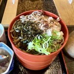 中国山地蕎麦工房 ふなつ - 別皿の薬味と甘めの蕎麦つゆを入れて頂きます