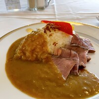 メインダイニングルーム - ②百年ライスカレー 低温調理の牛肉を添えて