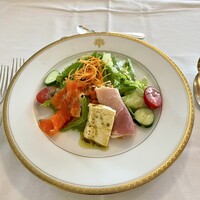 メインダイニングルーム - ①栃木県特産アンサンブルサラダ仕立て
                      ・ヤシオマス、生湯葉、那須高原ハム
