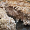 鉄板ハンバーグ89屋 - 箸で割ったところ。最初の時点でも赤いわけではなく安心感がある。