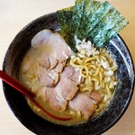 煮干しらーめん 渡辺商店 - 麺を引っ張り上げました