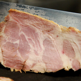 手間暇かけて吊るし焼きにする、風味豊かな国産豚のチャーシュー