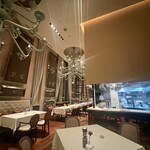 309498295 - 水槽と大きなシャンデリアが目を引くフロア