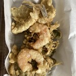 ゆでた亭うどん太郎 - 持ち帰りの天ぷら､手前むきエビとアボカド､奥白きす