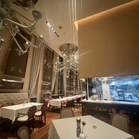 ラ ベデュータ - 水槽と大きなシャンデリアが目を引くフロア
