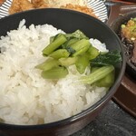 大衆食堂 てんぐ大ホール - 野沢菜漬けを白ごはんに乗せて