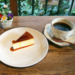 スパイスカフェ - ケーキセット(650円)のカスタードプリンと珈琲
