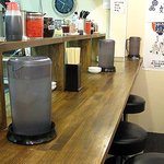 博多ラーメン　一花 - カウンター上の棚に調味料類を置くのは東加古川の片岡屋と同じですね