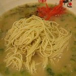 博多ラーメン　一花 - 替え玉には紅生姜と激辛高菜を入れて♪