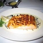 Morton's The Steakhouse - 2011年のサーモンフィレ直火焼き､シェフの特製白ワインバターソース＄37.00