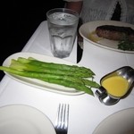 Morton's The Steakhouse - 2011年の新鮮な蒸し特大アスパラガス､オランダ風ソース＄12.00