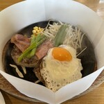 肉のふじ屋 - 配膳時はグリルカバーがしてあります