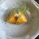 職人館 - サービスの朝取れ黄色いトマトにゴルゴンゾーラを添えて