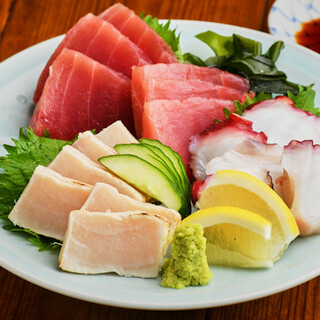 時期ならではの旬魚が堪能できる「刺身三点盛り」がおすすめ！