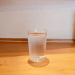 お料理ひろせ - 着席後すぐに提供してくれる、冷たいお水。冬は温かいお茶です。