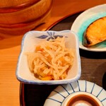 お料理ひろせ - 本日の小鉢は温かい状態で提供してくれた"切り干し大根"。
