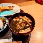 お料理ひろせ - 具沢山の"赤だし"。