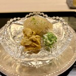 道人 - 毛蟹と茗荷の和え物　土佐酢ジュレ　赤雲丹　たたきオクラ