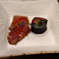 肉割烹 赤坂ゆうが - 赤身の牛と白身のお魚の磯辺巻。薬味が効いてて美味しい。