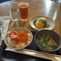 ブッフェアンドカフェ スロープサイドダイナー ザクロ - オムレツはオープンキッチンで供されます。具材はなく、ケチャップの他にこちらは珍しいバジルソース、美味しかった