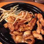Akakara - 鶏かわ、鶏せせり
                        ほんのりピリ辛です
