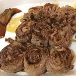 肉のさがみ屋 - 別のをやっていてすぐ焼けないとのコトで、生のかっぱステーキは量り売りで焼いたのより安く買えます。３本からスパイス付きます❗️
            オマケにペリカンのパンを