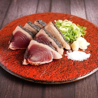 漁港直送！新鮮カツオの藁焼きや刺し盛り
