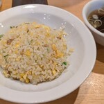 中華一 龍王 - 半チャーハン(スープ付・400円)