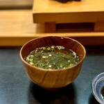 寿し辰 - 静岡らしい鰹出汁、カクキューの八丁味噌のお味噌汁♪
      このキリリとした味が一日の〆に最高♪( ^ω^ )